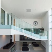 Szklane balustrady – bezpieczeństwo, estetyka i nowoczesny design